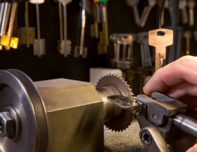 Dịch vụ làm chìa khóa ô tô tận nơi tại quận 12, TP HCM